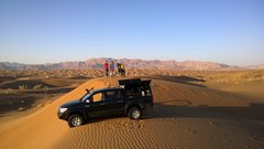 Fahrzeug und Touristen in der Wüste im Iran