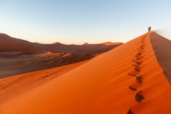 Wanderer auf Düne in der Namib-Wüste
