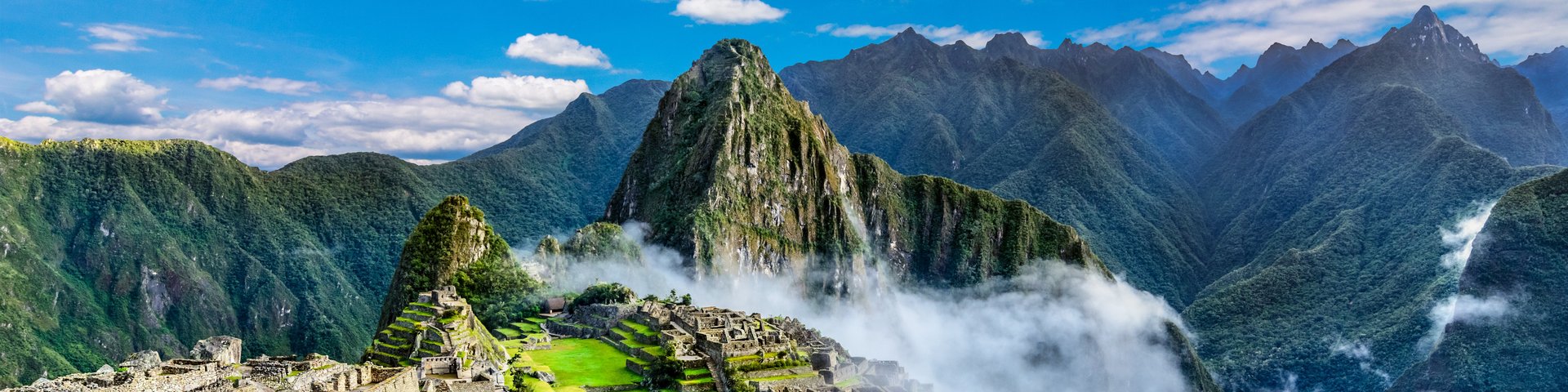 Blick über die Inkastadt Machu Picchu und dem Gipfel Wayna Picchu in Peru