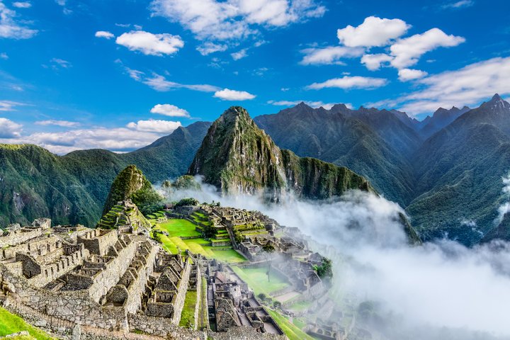 Blick über die Inkastadt Machu Picchu und dem Gipfel Wayna Picchu in Peru