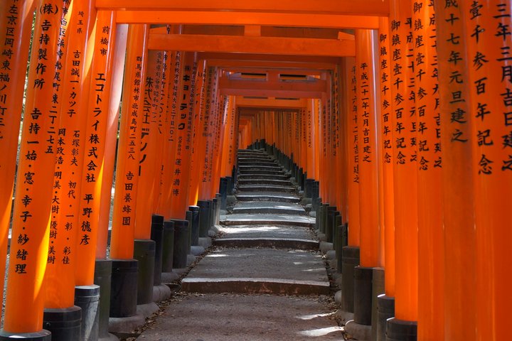 Rote Torii Tunnel-Treppe in Kyoto - Japan
