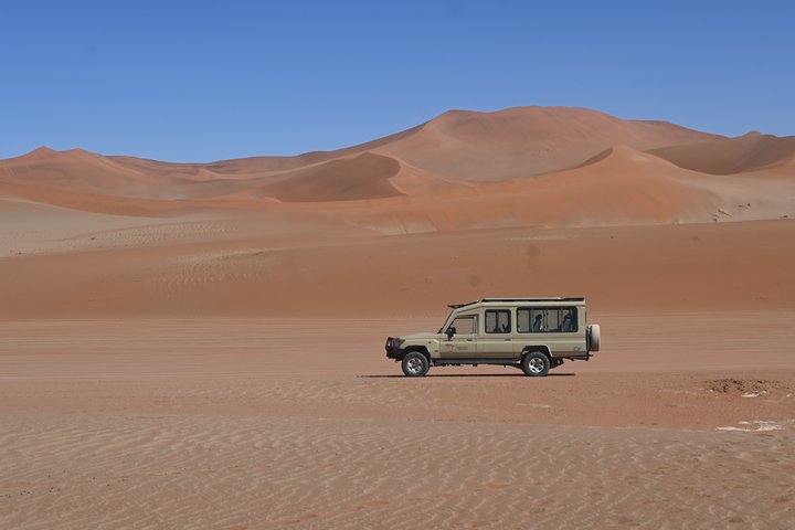 Auto von Namibia Experience in der Namib-Wüste