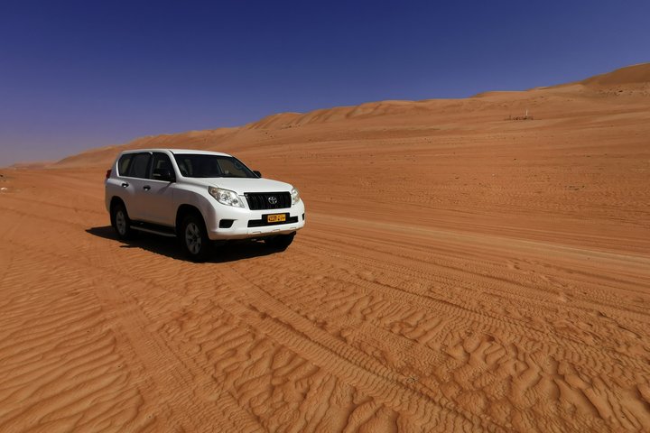 Mietwagen in der Wüste in Oman