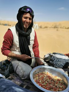 Reiseleiter am Kochen in der Wüste