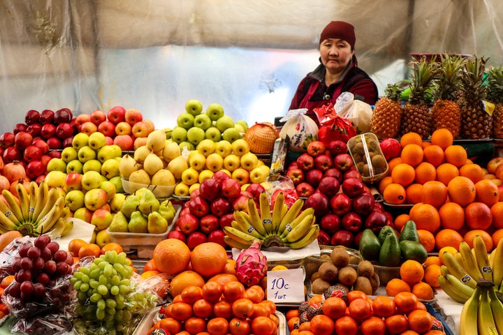 Farbenfrohe Basare mit vielen Früchten in Kirgistan
