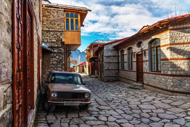 Strasse mit altem Auto im Dorf Lahic in Aserbaidschan
