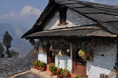 Weiss getünchtes nepalesisches Bauernhaus
