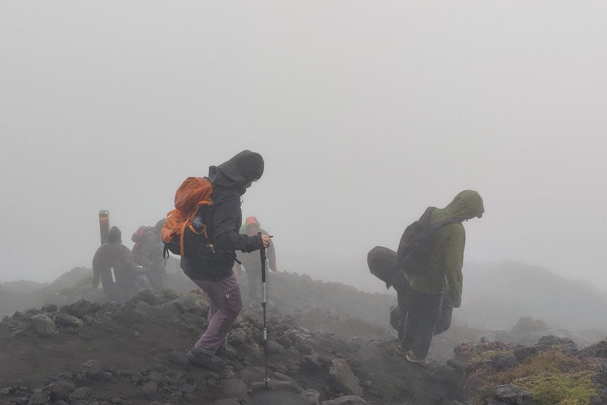 Abstieg im Nebel
