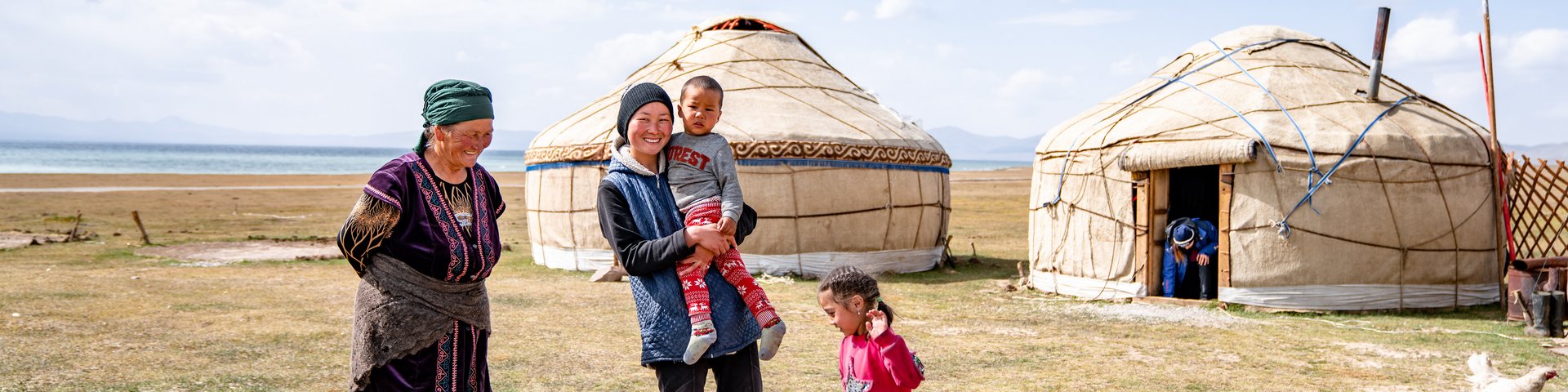 Familie in Kirgistan vor ihren Jurten