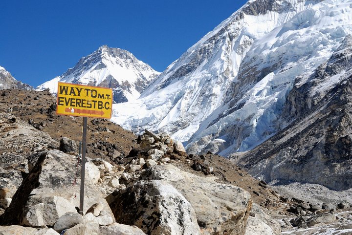 Wegweiser zum Everest Base Camp in Nepal Wegweiser zum Everest Base Camp in Nepal
