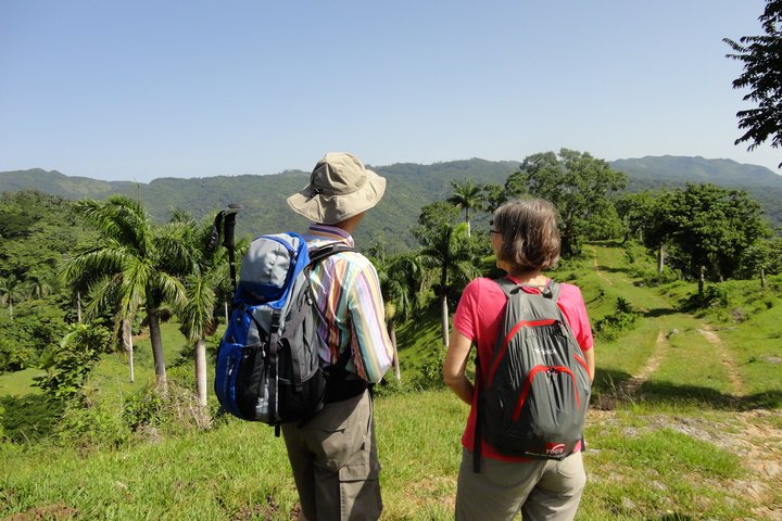 Zwei Wanderer bestaunen die grüne Landschaft auf Kuba