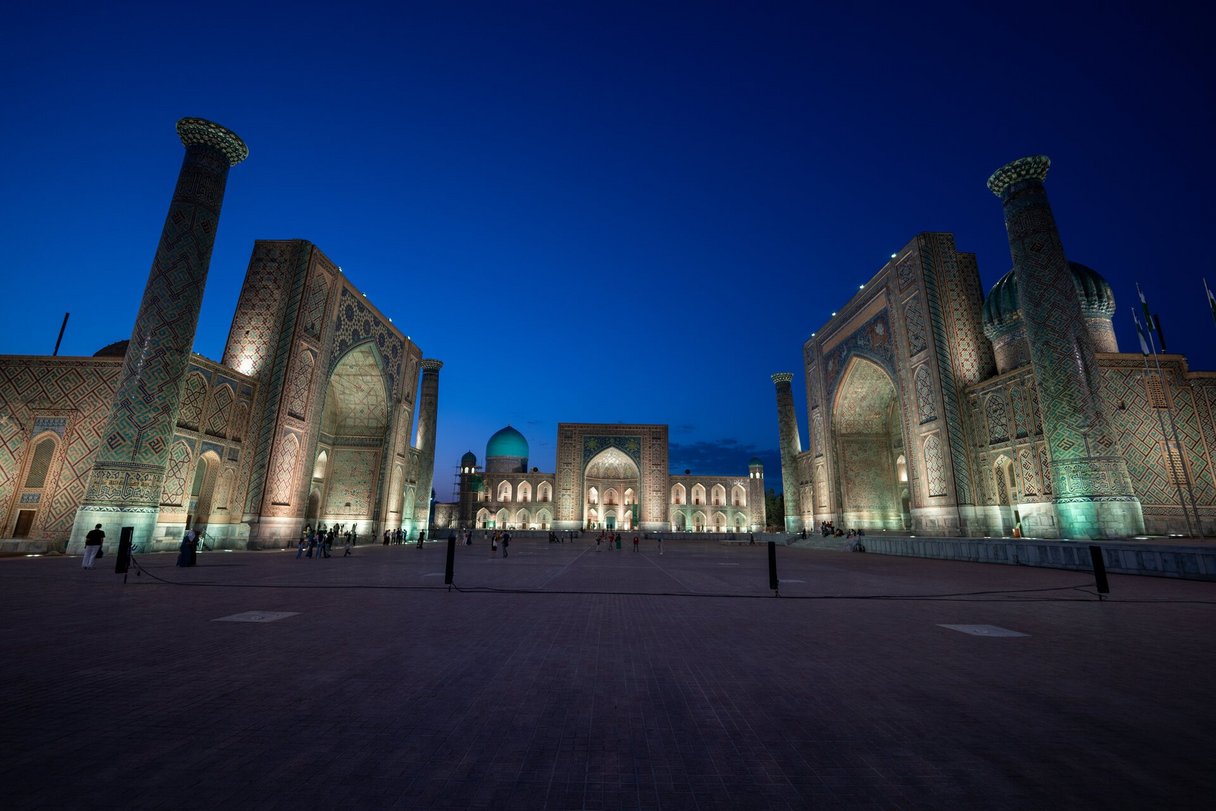 Beleuchtete Medresen am Registan-Platz in Samarkand