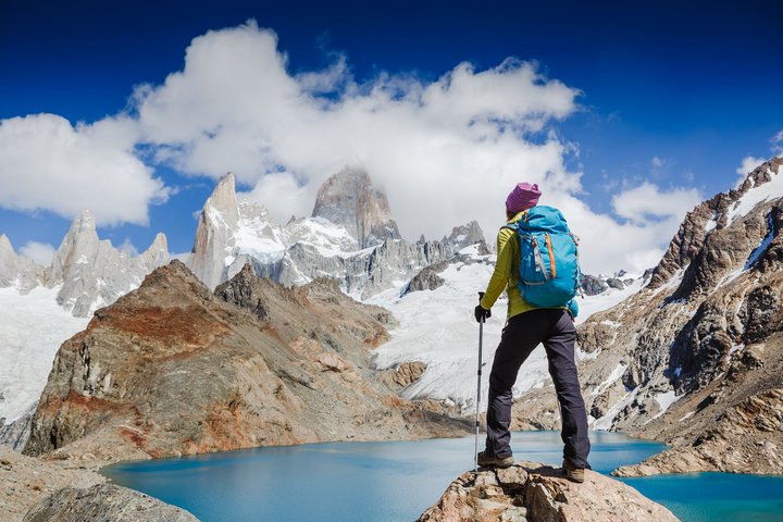 Trekking-Reisende in den Bergen in Patagonien mit Sicht auf "Fitz Roy"