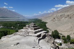 Historische Stupa mit Pamir-Panorama