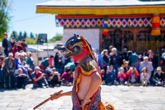 Farbenfrohe Masken am Tsechu im Tempel Jambay Lhakhang