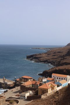 Häuser mit Meer im Hintergrund auf Sao Nicolau