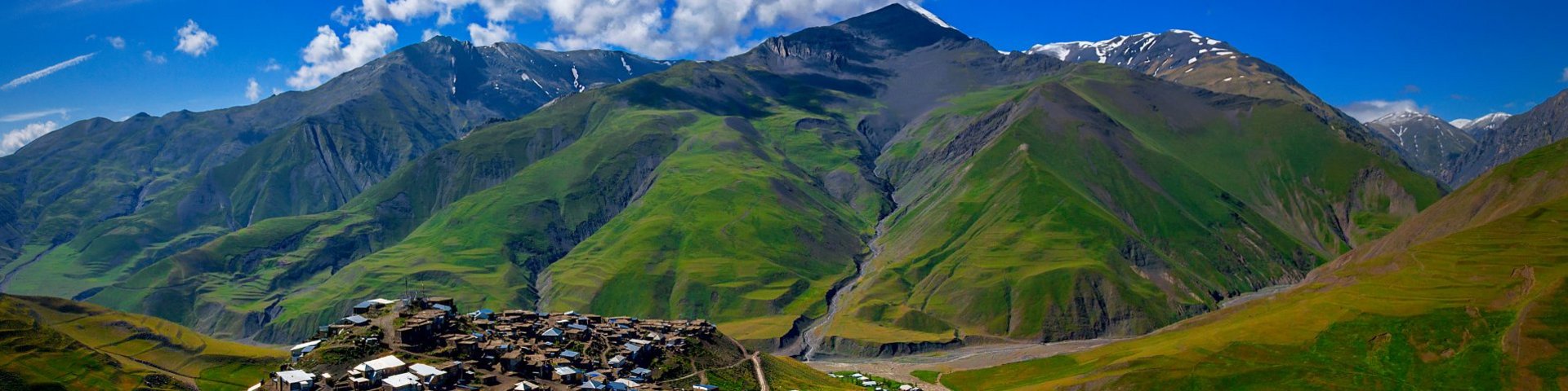 Blick auf das Bergdorf Xinaliq im Grossen Kaukasus in Aserbaidschan