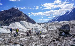 Trekkinggruppe unterwegs auf dem Gletscher