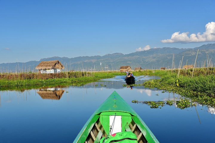 Unterwegs mit einem grünen Boot auf dem Inle See in Myanmar
