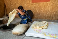 Armenierin bäckt das Brot Lavash