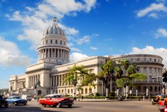 Capitol in Havanna und im Vordergrund Oldtimer Autos