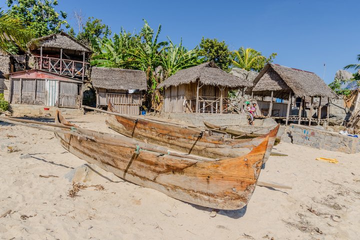 Häuser und Pirogues auf Nosy Komba