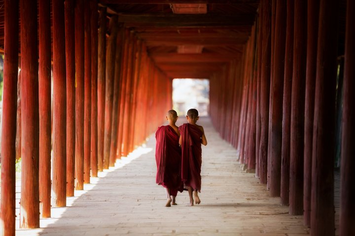 Zwei junge buddhistische Mönche in Myanmar
