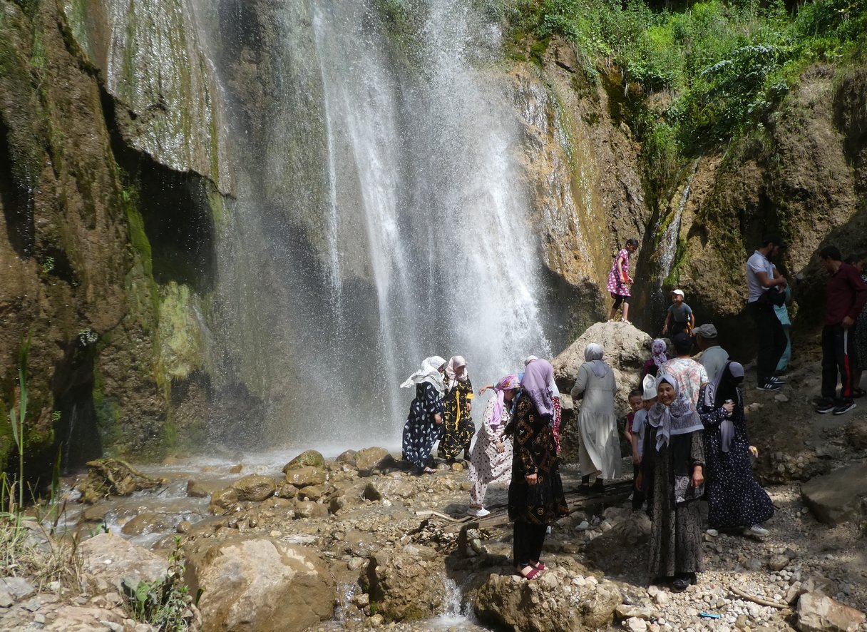 Kirgisinnen beim Wasserfall in Arslanbob