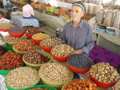 Usbeke verkauft Nüsse und getrocknete Früchte an seinem Stand auf einem Basar