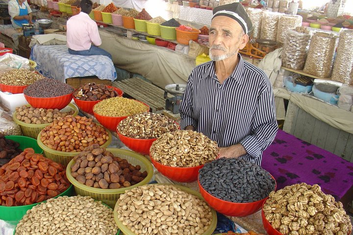 Usbeke verkauft Nüsse und getrocknete Früchte an seinem Stand auf einem Basar