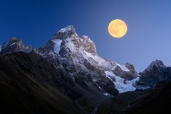 Vollmond über dem Gipfel des Uschba in Georgien