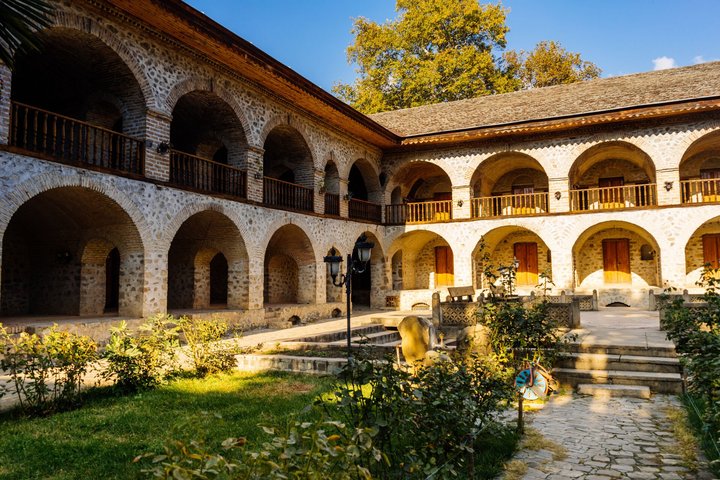 Innenhof des Khanspalastes in Sheki, Aserbaidschan