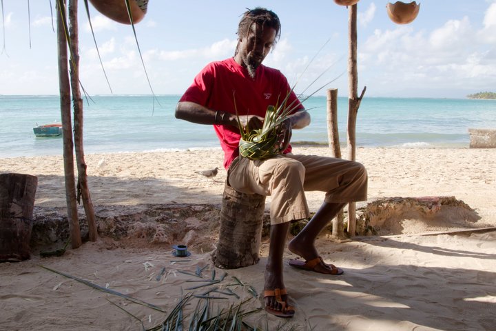 Korbflechter am Strand auf Martinique