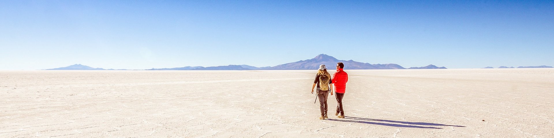 Wanderer in der Salar de Uyuni in Bolivien Zwei Wanderer auf dem Salzsee in Bolivien