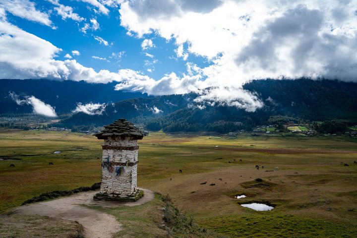 Stupa über dem Tal von Phobjikha in Bhutan