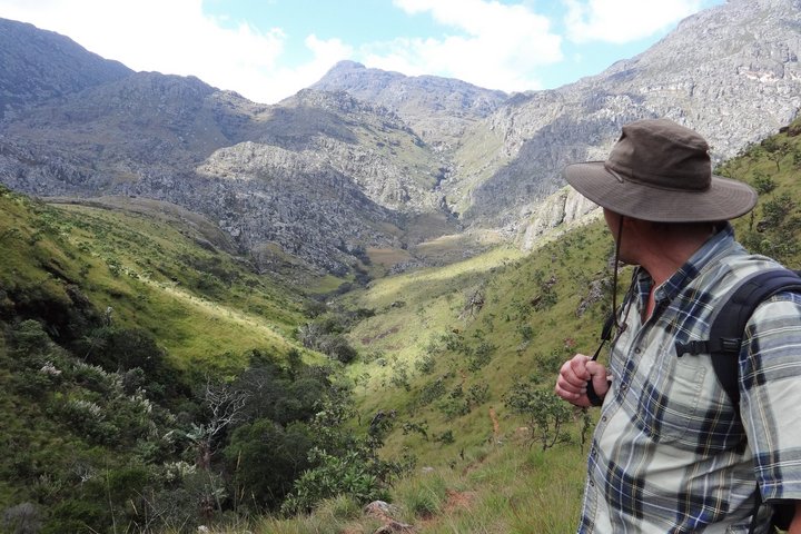 Mann schaut auf Berge in Chimanimani