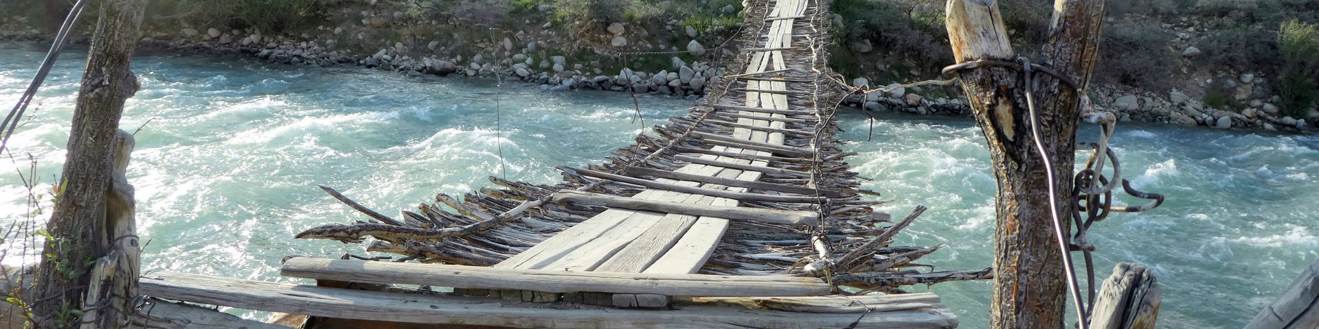 Einfache Brücke über einen Fluss im Pamir-Gebirge in Tadschikistan