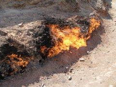 Ein Feuer brennt in der Wüste von Aserbaidschan