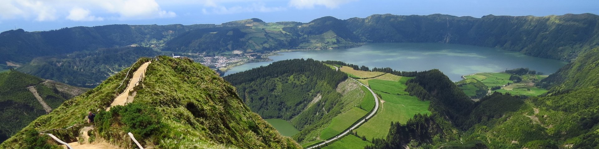 Wanderpfad mit Aussicht auf die Insel São Miguel auf den Azoren