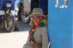 Mann aus Bolivien mit Hut schaut in die Kamera. 