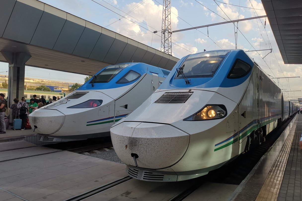 Moderne Afrosiyob-Schnellzüge in Usbekistan
