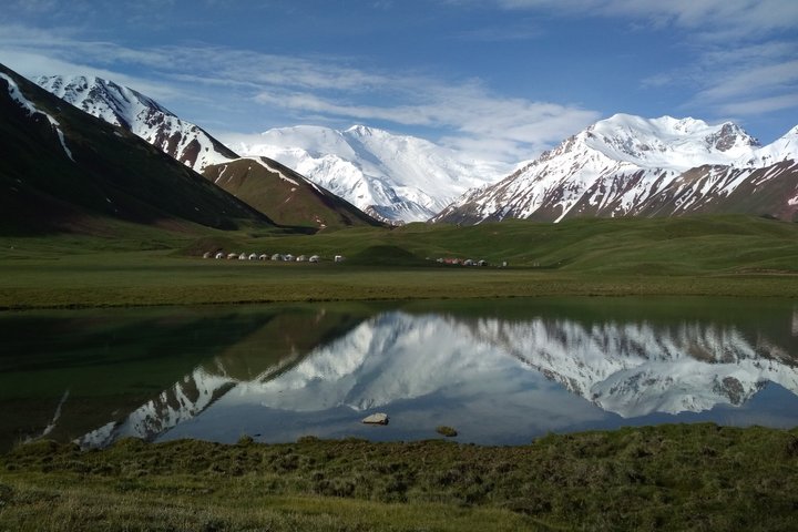 Jurtencamp mit Spiegelsee in Kirgistan