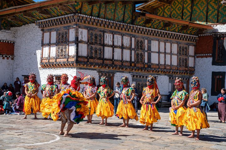 Maskentänze beim Tempel Jambay Lhakhang in Bumthang