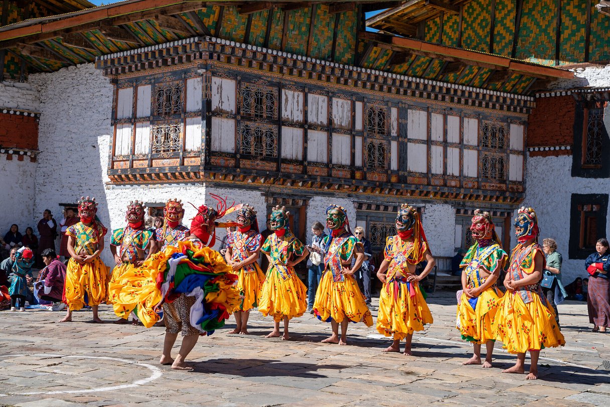 Maskentänze beim Tempel Jambay Lhakhang in Bumthang
