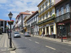 Strasse mit wenig Verkehr durch ein Städtchen auf Terceira