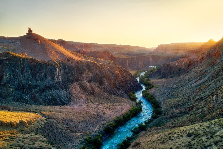 Blick auf den Charyn-Canyon mit einem Fluss