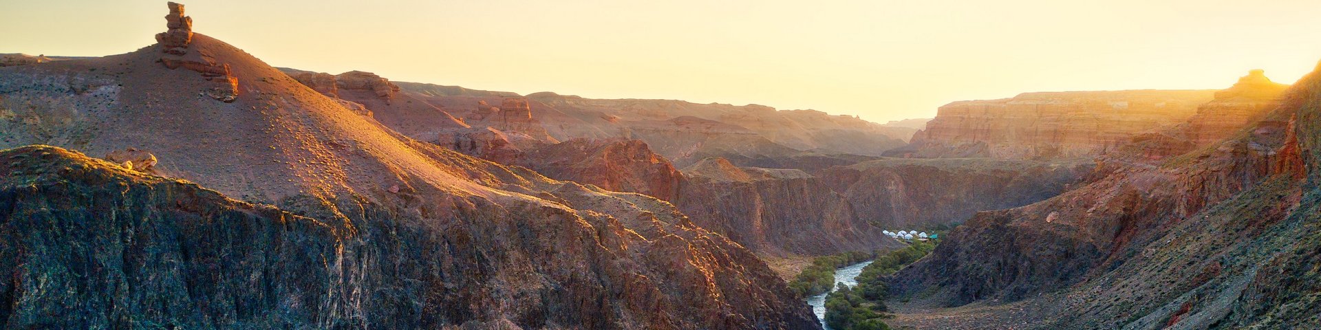 Blick auf den Charyn-Canyon mit einem Fluss