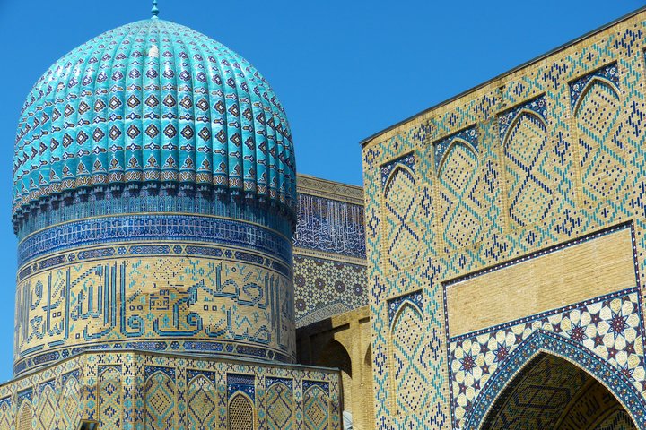 Die Kuppel in Blautönen der Bibi Xanom Moschee in Samarkand