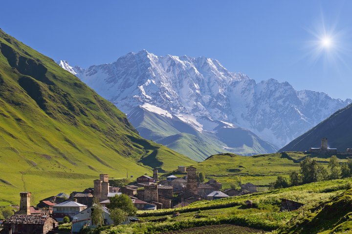 Ushguli mit Blick auf den Schchara, der höchste Berg Georgiens