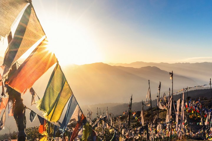 Mystische Stimmungen mit Gebetsfahnen unterwegs in Bhutan